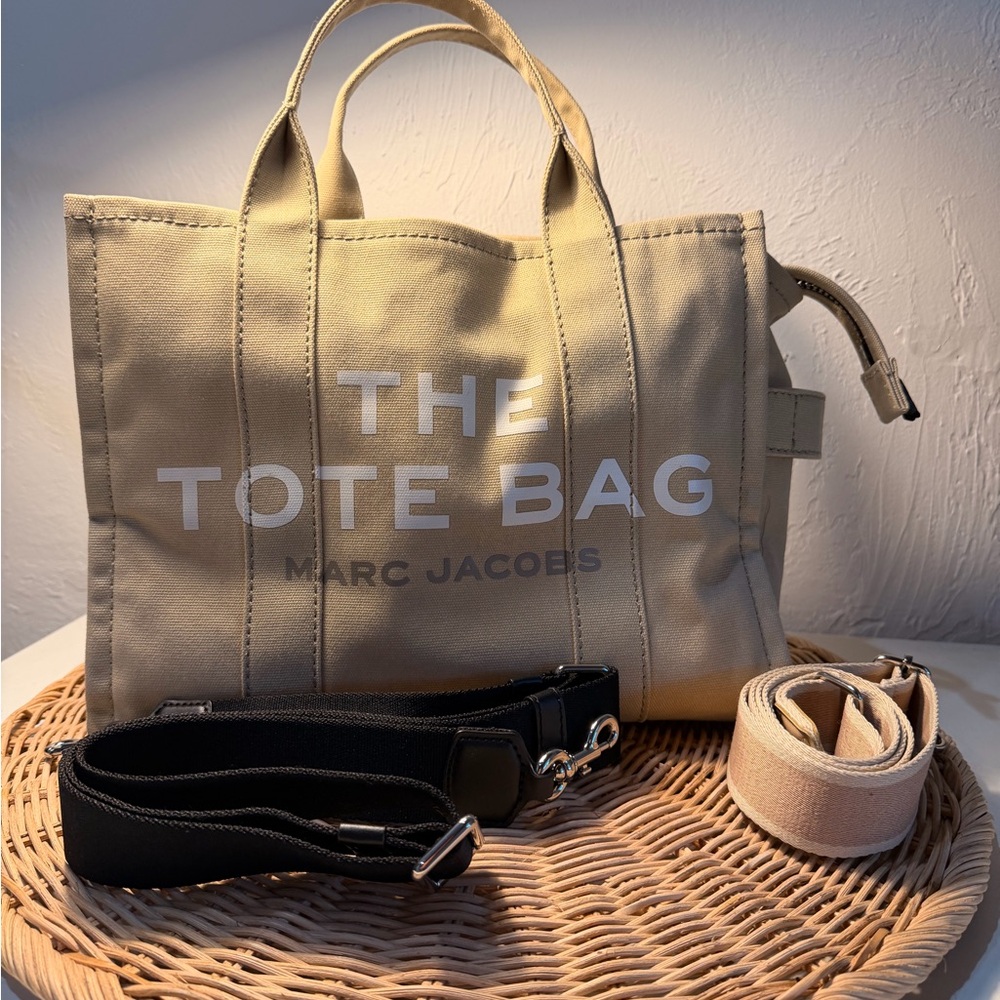 Marc Jacobs Canvas 'The Tote Bag' in Beige